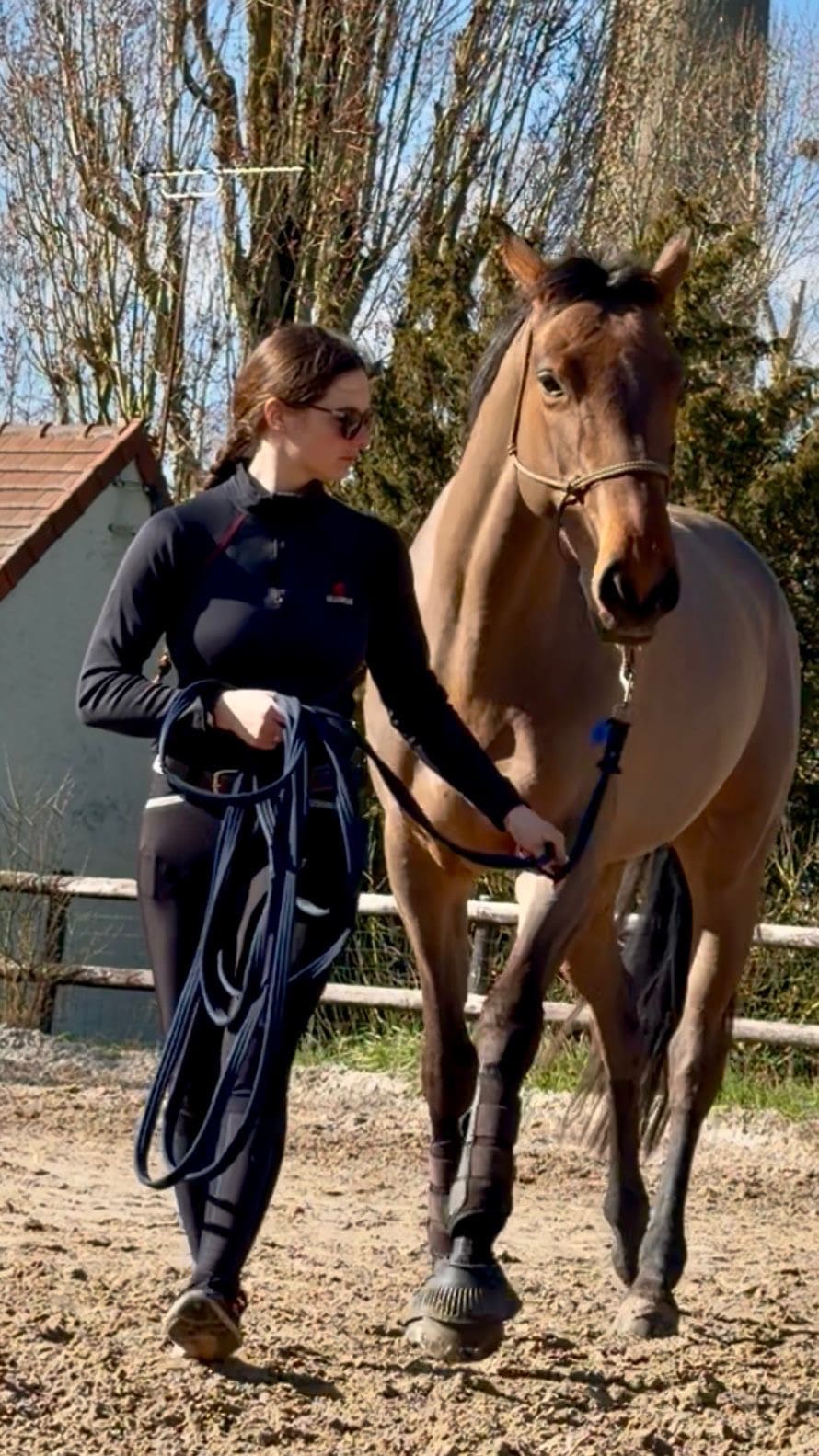 Céline porte des vêtements AKAMMAK avec un cheval.